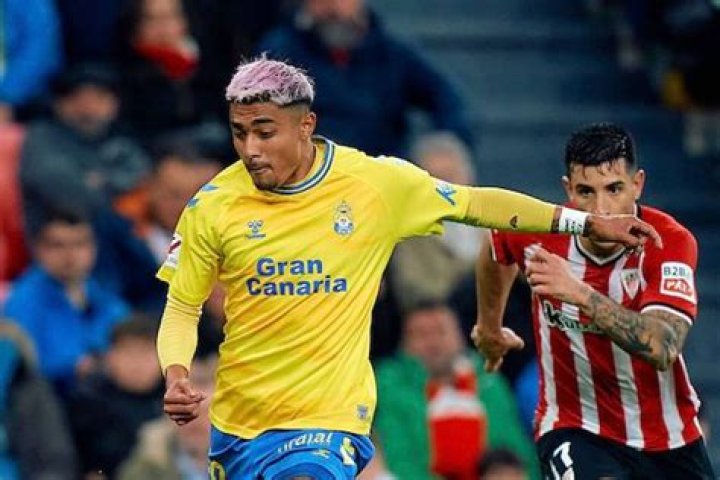 Aaraujo: Rising Star in the Football World