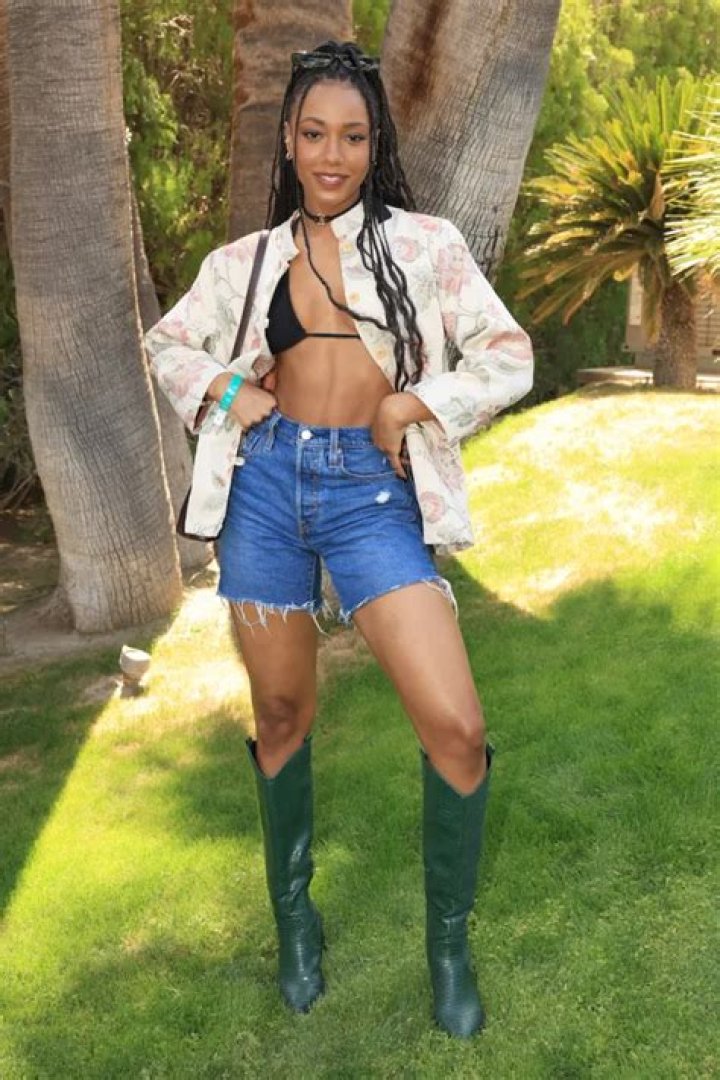 Alyah Chanellecott Hot: Exploring the Rise of a Talented Artist