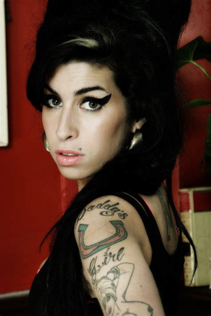 A Comprehensive Look at Amy Winehouse Photos: Capturing the Iconic Moments