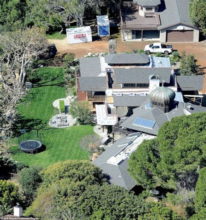 Exploring Bob Dylan's Malibu House: A Glimpse into the Icon's Coastal Retreat