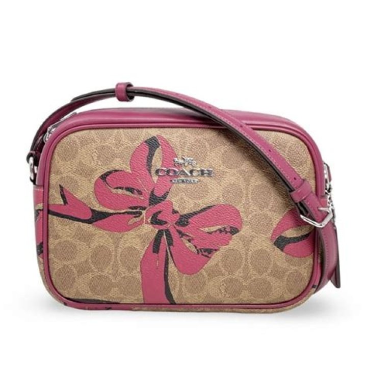 Exploring the Elegance and Functionality of the Bow Coach Purse