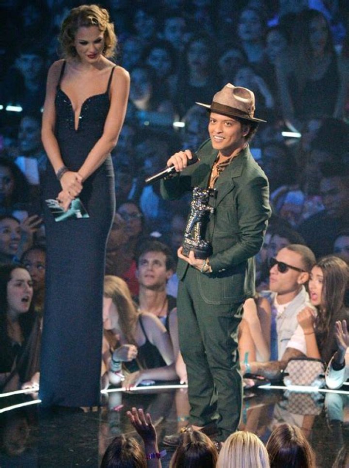 Unveiling Bruno Mars Height: The Star Behind the Mic