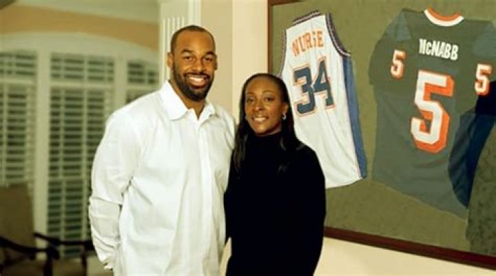 Exploring the Life of Donovan McNabb’s Wife: A Journey Beyond the Field