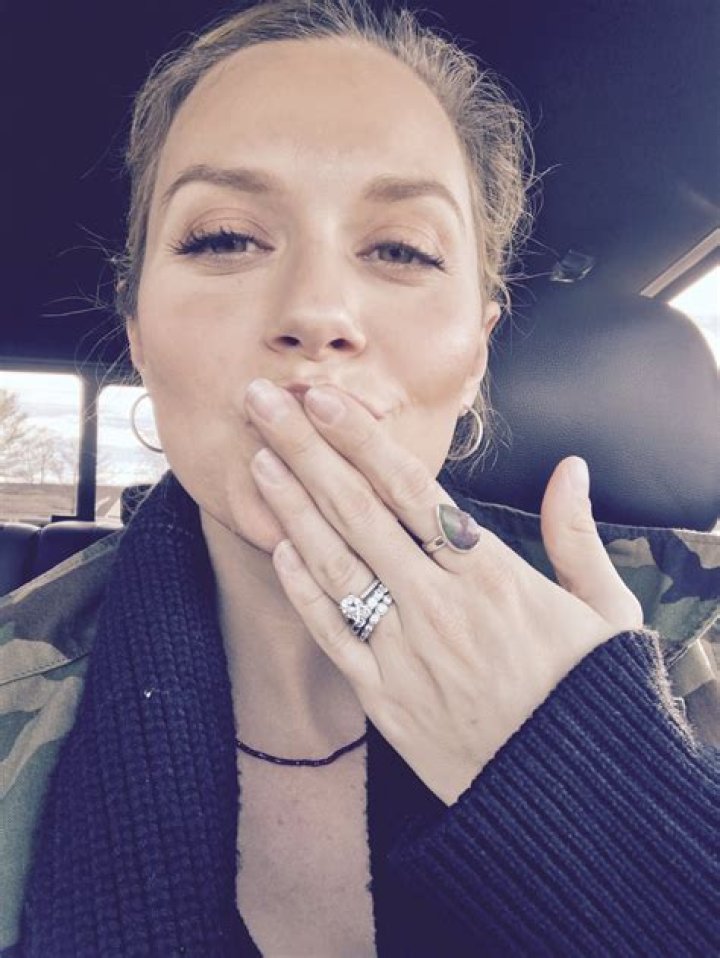 Hilarie Burton Smoking: Exploring the Truth Behind the Buzz