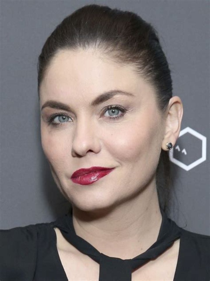 Jodi Lyn O'Keefe's Stunning Beach Moments: Uncover Her Coastal Charm