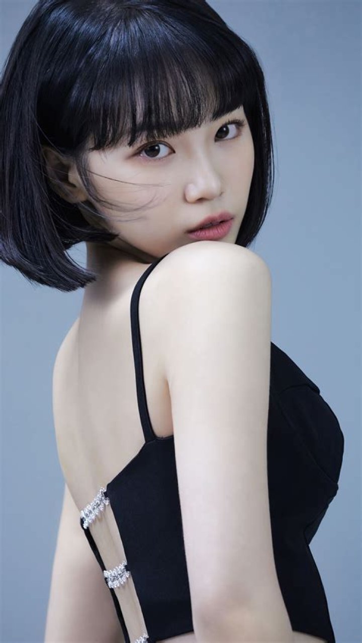 Discovering Kim Chae-won: The Rising Star of K-Pop