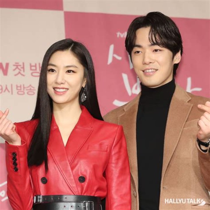 Kim Jung-hyun Marries Longtime Girlfriend | Celebrity Wedding News