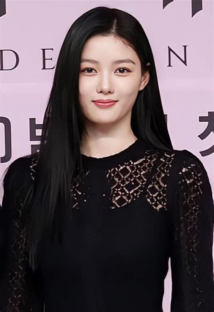 Discovering the Allure of Kim Yoo-jung: A Rising Star in the World of Entertainment