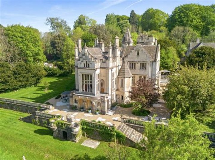 Liam Gallagher: The Iconic Voice of Oasis and a Solo Superstar