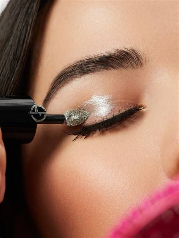 Liquid Eyeshadow: How to Apply for Stunning Eyes