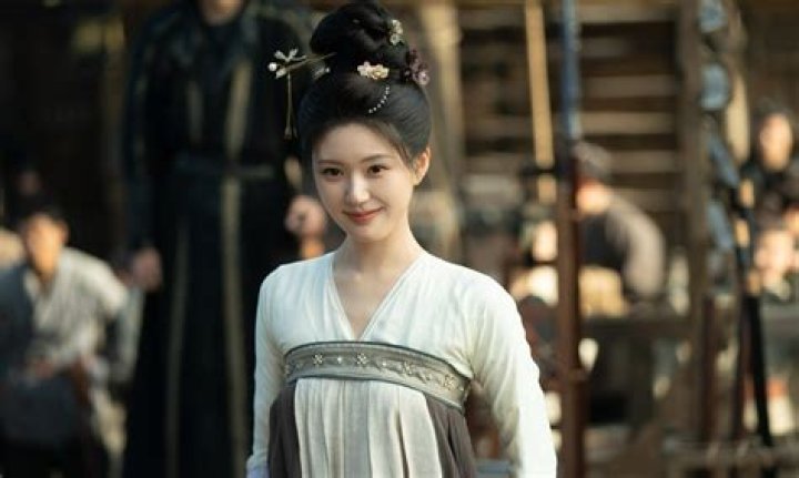 Lusi Zhao: A Rising Star in the Entertainment Industry