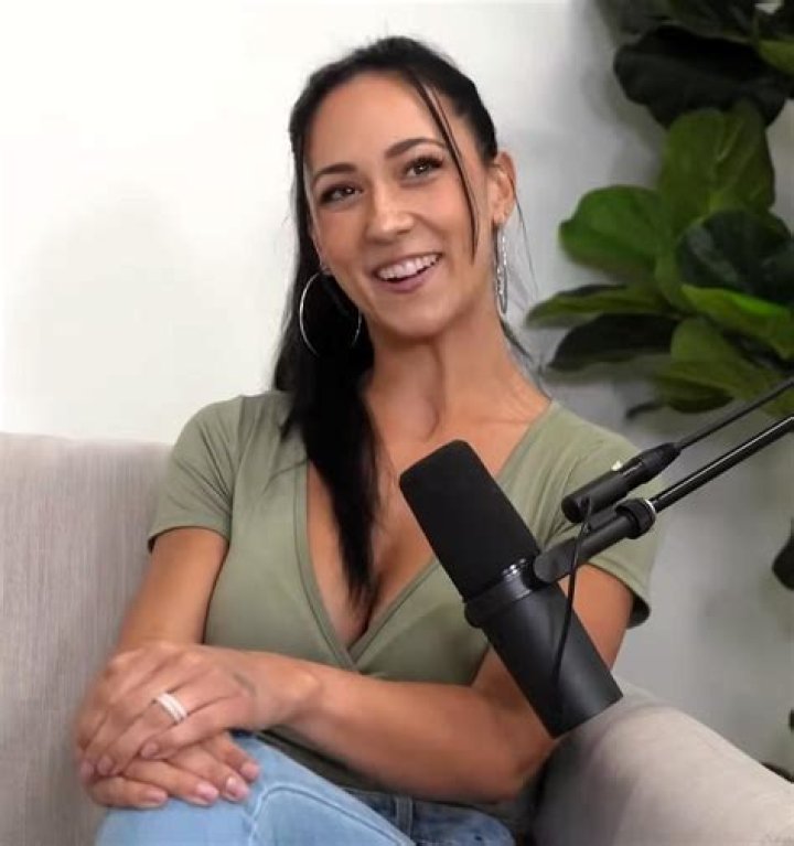 Sarah Illustrates Bio: The Journey of a Talented Illustrator Redefining Art