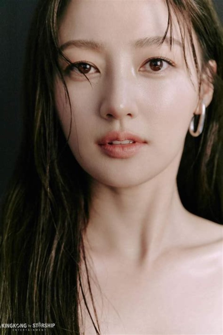 Song Ha-Yoon: A Rising Star in the Korean Entertainment Industry
