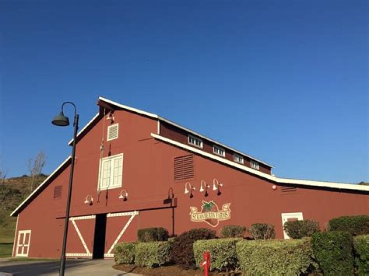 Strawberry Farms Golf Course Restaurant: A Unique Culinary and Golfing Experience