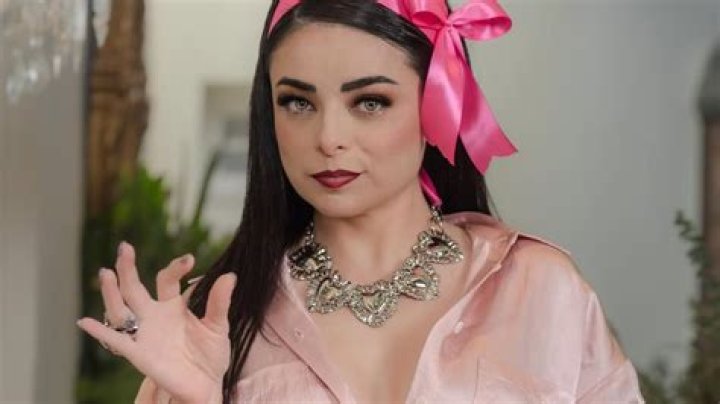 Exploring the Life and Impact of Violeta Isfel